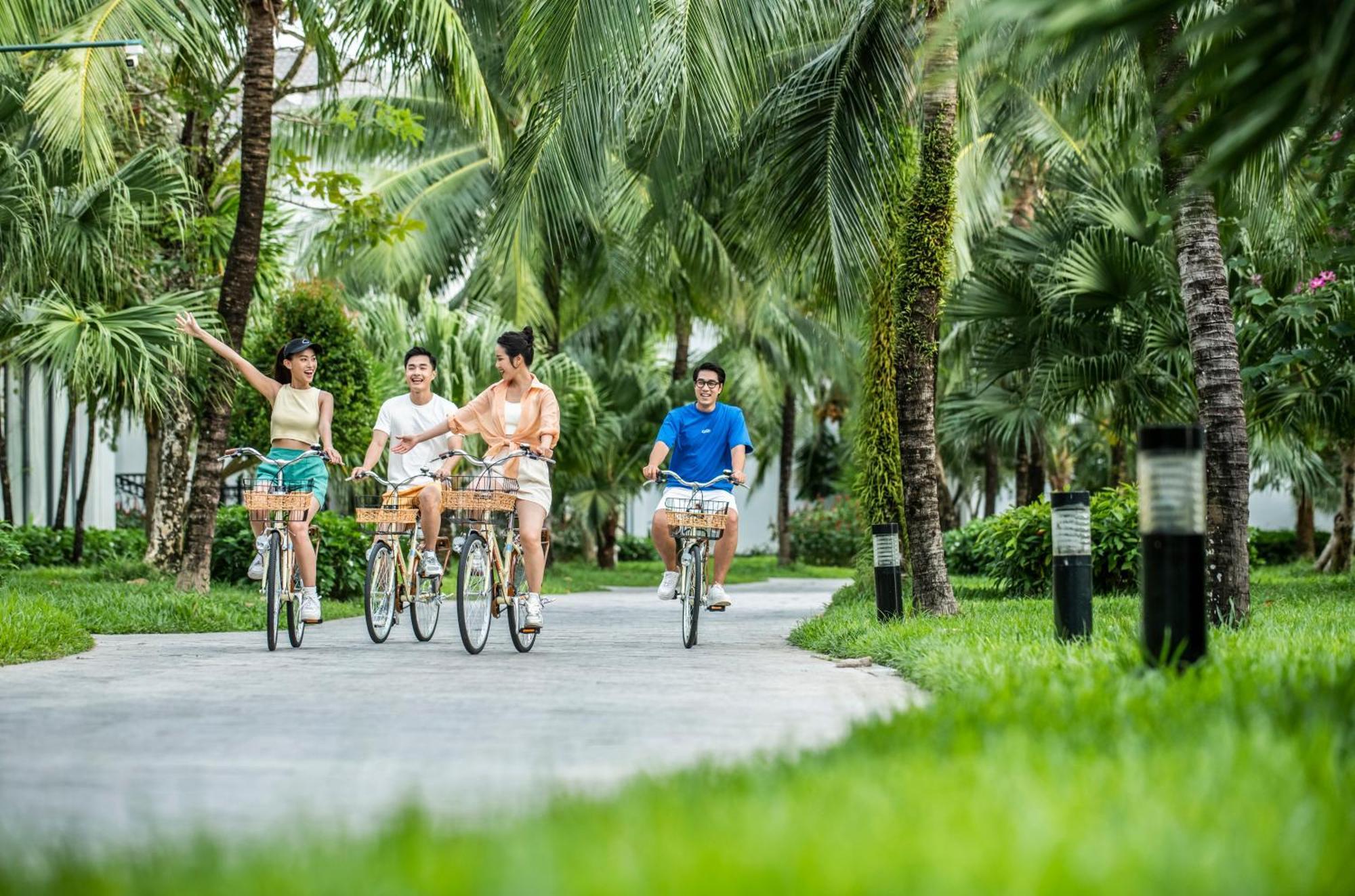 Vinpearl Wonderworld Phu Quoc Hotel Kültér fotó Cycling at Vinpearl Hotel Nha Trang